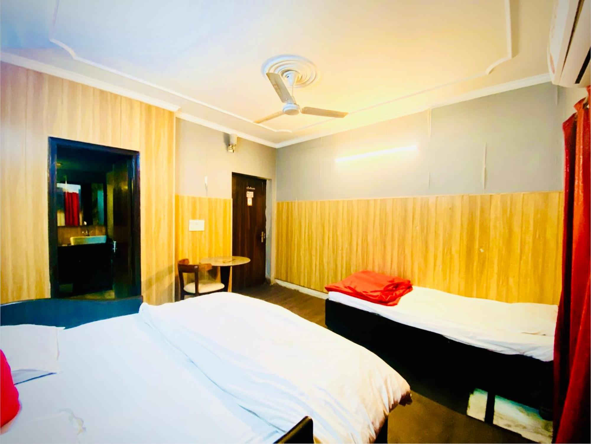 Osakataj Hotel Agra  Eksteriør billede