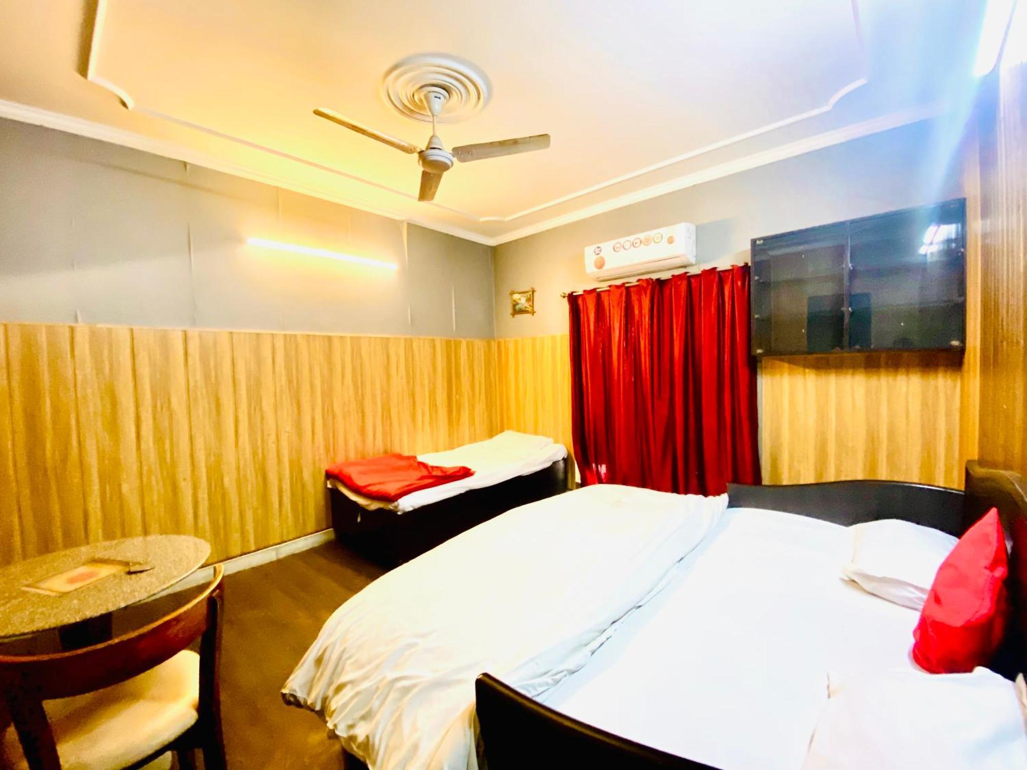 Osakataj Hotel Agra  Eksteriør billede